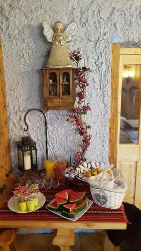 a table with food and a bird feeder on it at Rezydencja Sąsiadów Zakopanego in Zakopane
