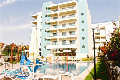 un hôtel avec une piscine en face d'un bâtiment dans l'établissement L'escale Suites Résidence Hôtelière By 7AV HOTELS, à Mohammedia