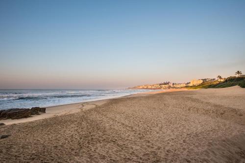 a view of the beach from the shoreline at First Group La Cote D'Azur in Margate