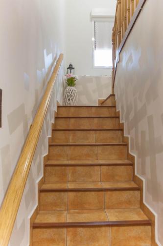 a stairwell with wooden steps and a window at Casa Rural Lagun Etxea in Pobes