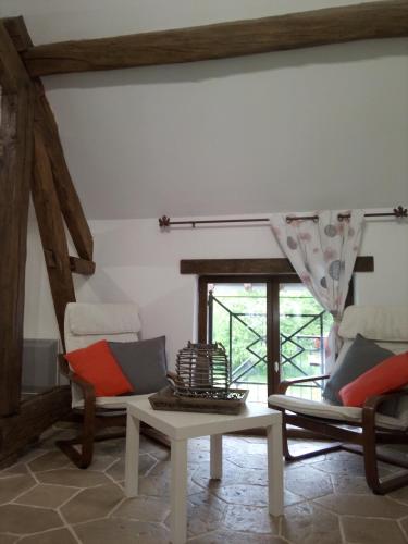 un salon avec un canapé et une table dans l'établissement La Montagne de Bellot, à Bellot