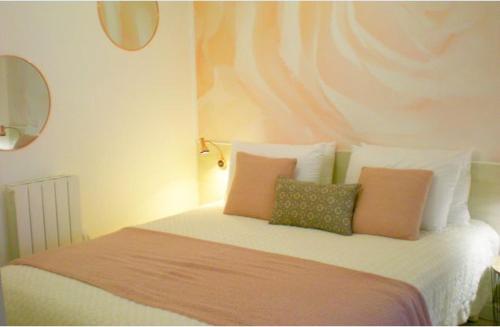 a bedroom with a bed with pillows on it at chemin neuf jardin in Gréoux-les-Bains