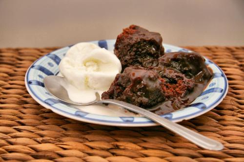 un plato de postres cubiertos de chocolate con una cuchara en Tasman Bay Backpackers, en Nelson