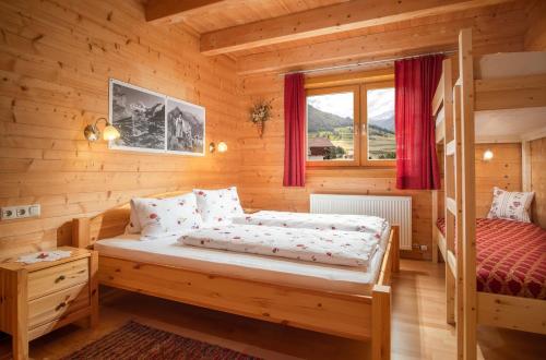 1 Schlafzimmer mit 2 Etagenbetten und einem Fenster in der Unterkunft Haus Panoramablick in Kals am Großglockner