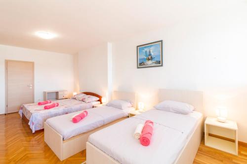 En eller flere senge i et værelse på Your Vacation Apartment