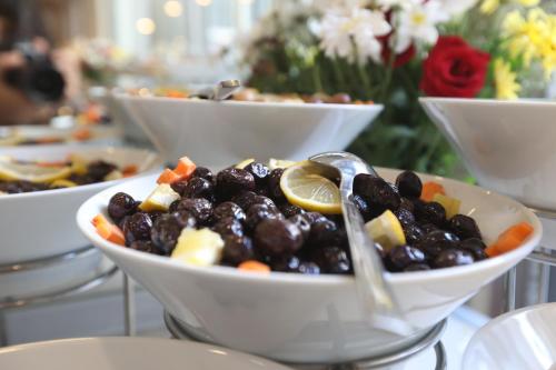 un grupo de tazones de comida sobre una mesa en Marmara Deluxe Hotel, en Estambul
