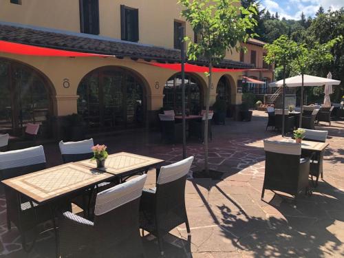 a table and chairs sitting outside of a restaurant at Hostal de la Gloria in Viladrau
