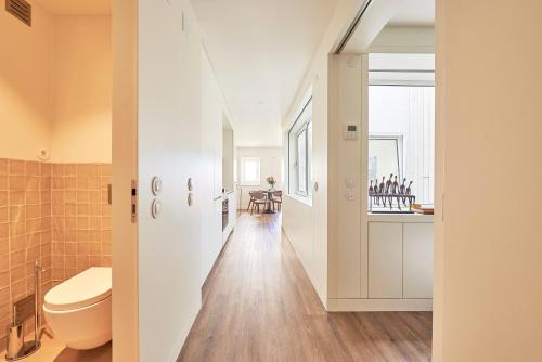 biała łazienka z toaletą i korytarzem w obiekcie Lisbon Best Choice Prime Apartments Alfama w Lizbonie