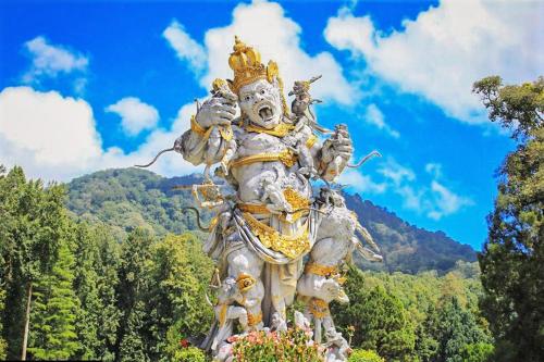 a statue of a lion with a crown on at Mayo Resort in Umeanyar