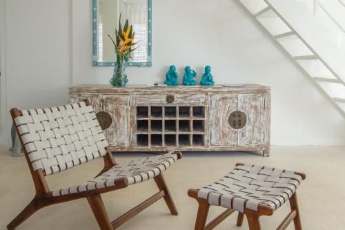 a living room with two chairs and a dresser at Mayo Resort in Umeanyar