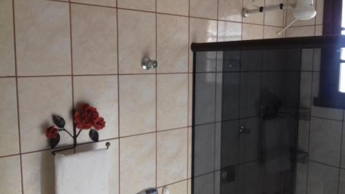 Bilik mandi di Suítes Doce Jasmim
