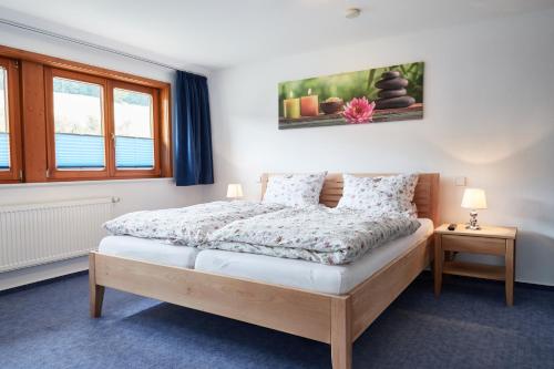 um quarto com uma cama e uma janela em Gasthaus Kranz em Lausheim