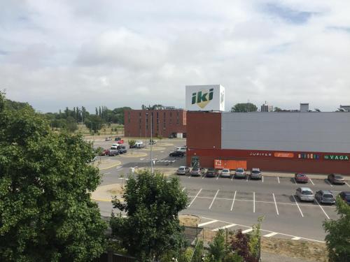 un edificio con un'insegna Nike in un parcheggio di Studlendas a Klaipėda