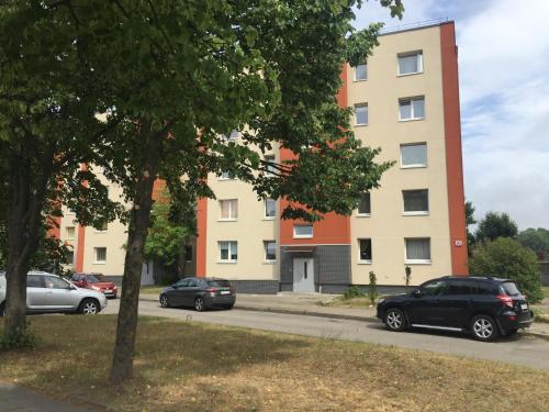 budynek z samochodami zaparkowanymi na parkingu w obiekcie Studlendas w Kłajpedzie