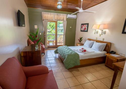 Postel nebo postele na pokoji v ubytování Hotel Manuel Antonio
