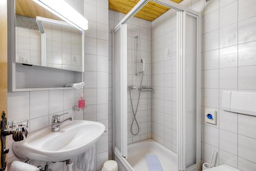 リギ・カルトバートにあるホテル レストラン アルピナの洗面台とシャワー付きの白いバスルーム