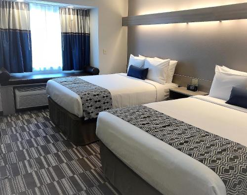 Ένα ή περισσότερα κρεβάτια σε δωμάτιο στο Microtel Inn & Suites by Wyndham Atlanta Buckhead Area