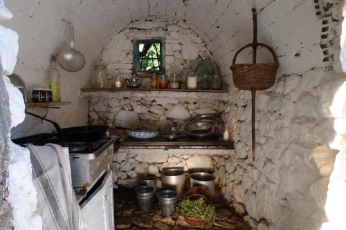 una piccola cucina in pietra con piano cottura e finestra di Maison Marthe a Coursegoules