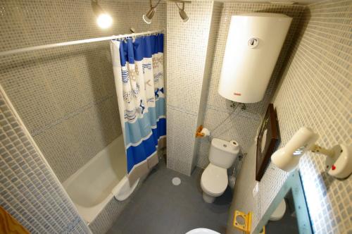 タリファにあるLivingtarifa Lances Blueの小さなバスルーム(トイレ、シャワー付)