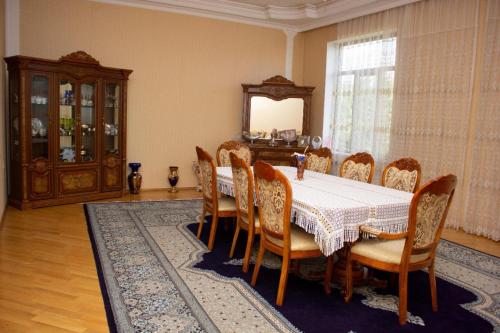 - une salle à manger avec une table, des chaises et un miroir dans l'établissement Villa on Fetali Khan, à Quba