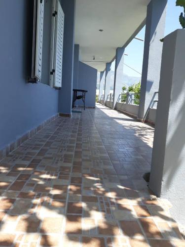 a room with a blue wall and a tiled floor at Blue View in Qeparo