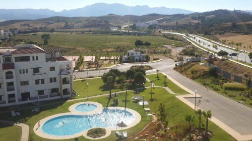 een luchtzicht op een resort met een zwembad bij Lilac's Garden vue piscine in M'diq
