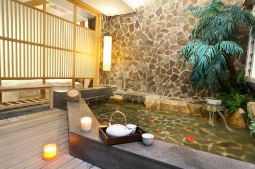 礁溪鄉的住宿－映象函館溫泉，一间设有蜡烛池的房间