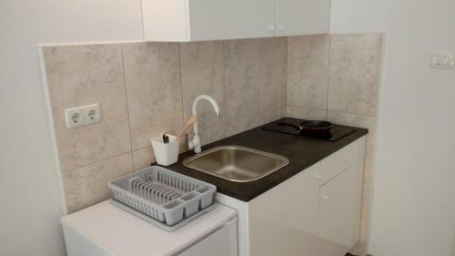 una pequeña cocina con fregadero y encimera en Serendipity apartment Dubrovnik centre-free parking, en Dubrovnik