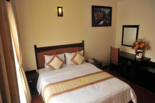 Postel nebo postele na pokoji v ubytování Than Thien - Friendly Hotel