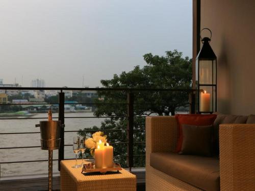 En balkon eller terrasse på Riva Surya Bangkok