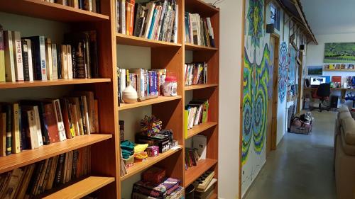 una biblioteca con estanterías de madera llenas de libros en Odem Guest House, en Odem