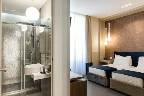 Kylpyhuone majoituspaikassa A World Aparts - Barberini Boutique Hotel