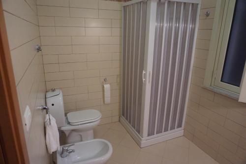 La salle de bains est pourvue d'une douche, de toilettes et d'un lavabo. dans l'établissement Hotel Villa Souvenir, à Forza dʼAgro
