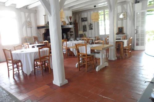 Εστιατόριο ή άλλο μέρος για φαγητό στο Hôtel et RESTAURANT traditionnel L' Escalandes