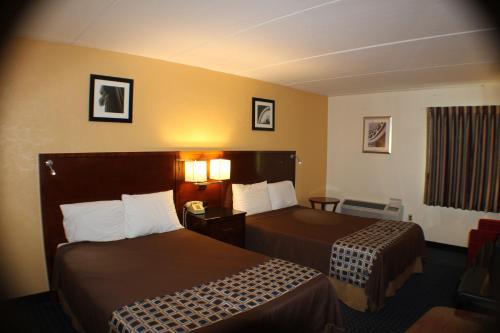 Postel nebo postele na pokoji v ubytování Americas Best Value Inn Geneva