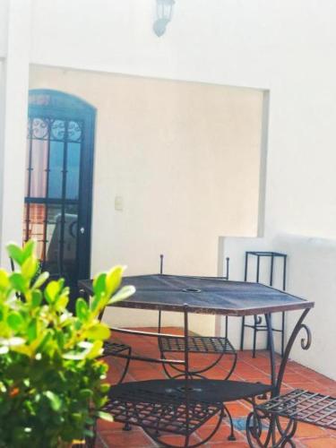 a table and chairs in a room with a blue door at Hostal el Dulce Nombre in Huamantla