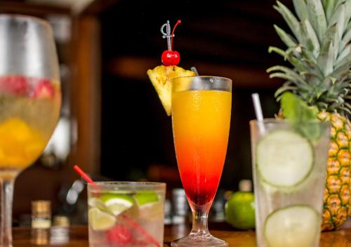a group of drinks sitting on a table at Hotel El Silencio del Campo in Fortuna