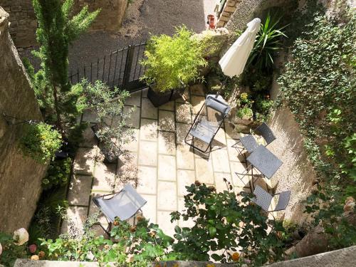 an overhead view of a patio with chairs and plants at Villa Authentique et Architecturale - Centre Ville in Forcalquier