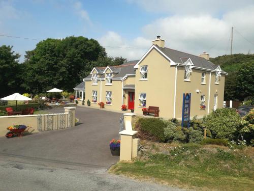 una fila de casas al lado de una carretera en Atlantic House B&B, en Skibbereen