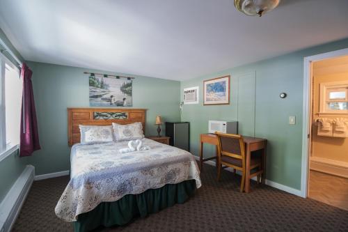 Profile Motel & Cottages tesisinde bir odada yatak veya yataklar