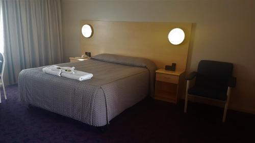 Una cama o camas en una habitación de Albert Motel