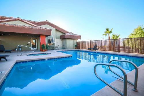 Piscina di Sunrise Inn o nelle vicinanze