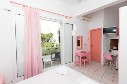 Postel nebo postele na pokoji v ubytování Kallithea Studios