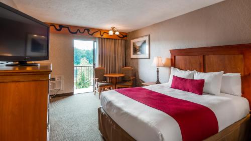 Кровать или кровати в номере Best Western Plus Rivershore Hotel