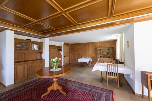 A bed or beds in a room at Gasthof Kreuz Mühledorf