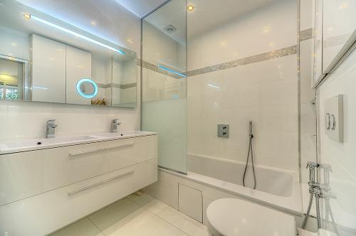 une salle de bain avec toilettes, lavabo et douche dans l'établissement Appartement l'Age d'Or, à Cannes