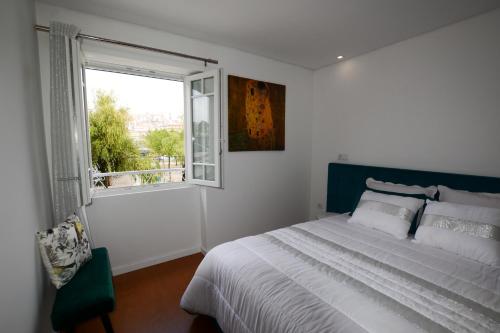 Posteľ alebo postele v izbe v ubytovaní LUXURY Golden River Apartment - In the Heart of city center and wine cellars