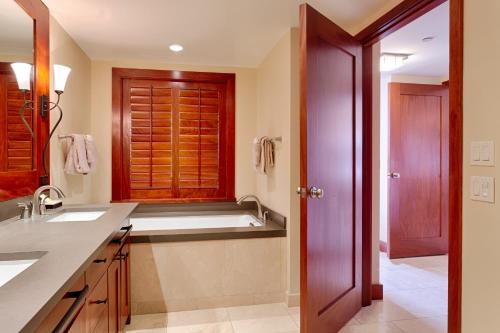 Kúpeľňa v ubytovaní Fifth Floor UPGRADED Villa with Sunset View - Beach Tower at Ko Olina Beach Villas Resort