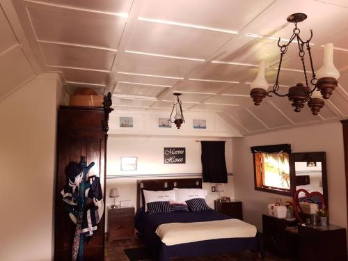 a bedroom with a bed and a ceiling at Cabañas Yukatan Lago de Tota in Tota
