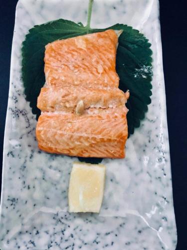 Makanan di atau berdekatan rumah tamu ini